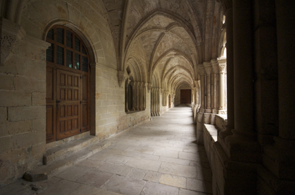 Panda este con entrada a la sala cpitular monasterio de Poblet